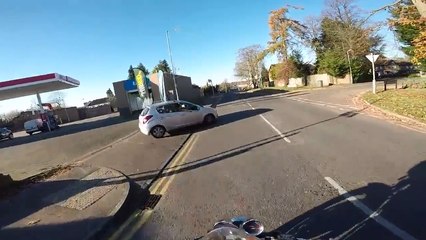 Un motard essaye de rendre un portefeuille perdu.