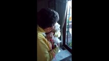 Una nonnina vede un cucciolo bellissimo, poi riceve una notizia che la lascia senza parole!