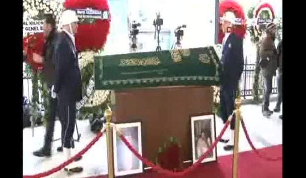 Erdal Tosun kendisi gibi genç yaşta yaşamını yitiren kardeşinin üstüne defnedildi