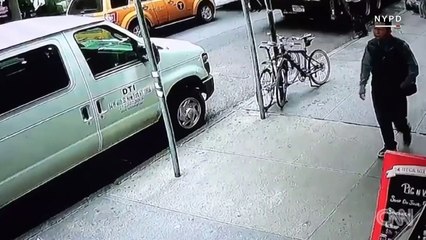 Il dérobe paisiblement un seau de paillettes d’or d’une valeur de 1,6 million de dollars dans un camion blindé !