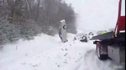 Makina e aksidentuar qe qendron pingul kjo e pa besueshme