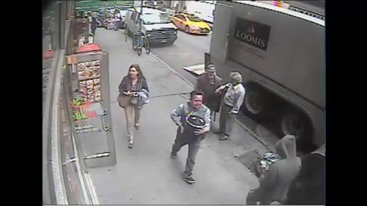 Un passant vole un seau rempli d'or dans un fourgon blindé ouvert