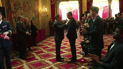 Hollande décore les athlètes des JO de Rio