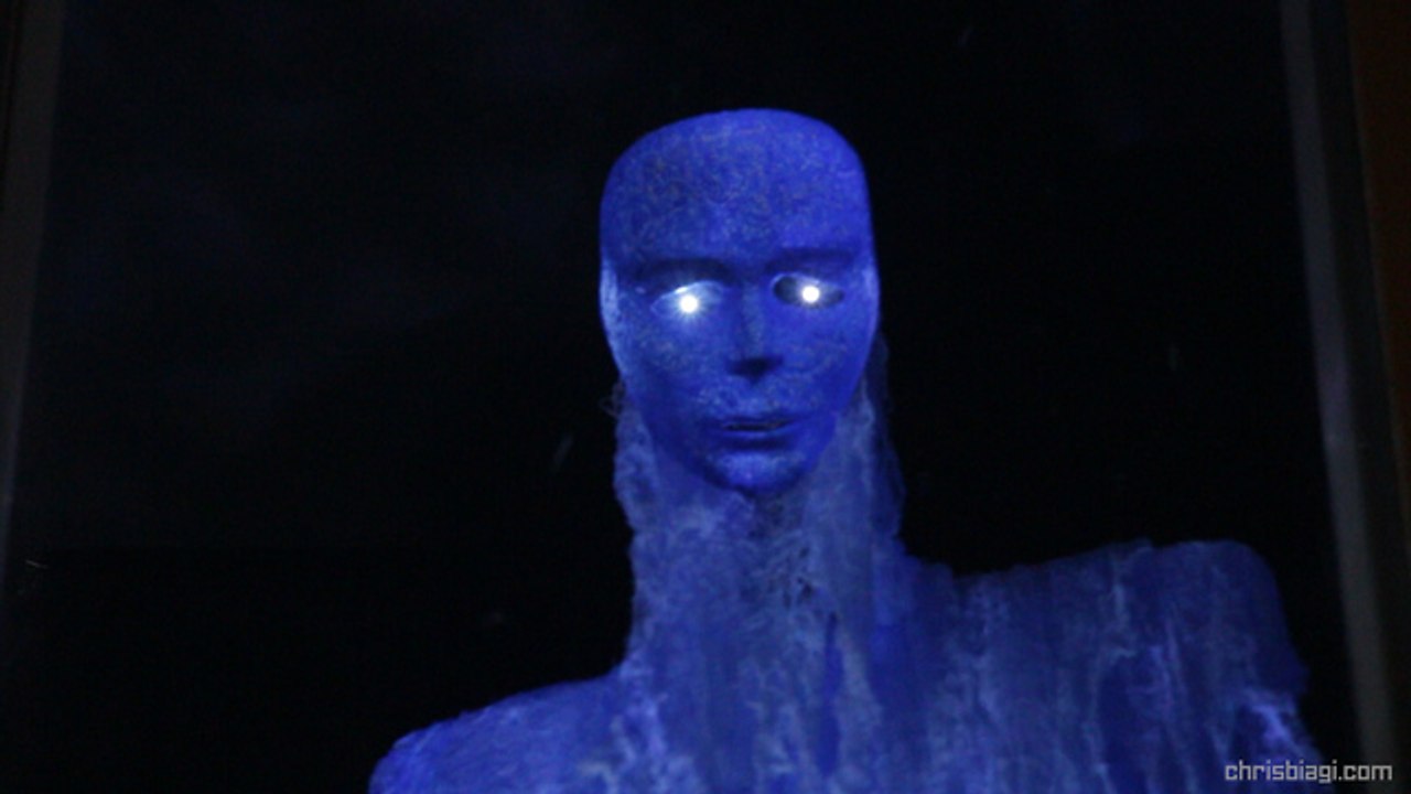 Horrifying optical illusion lets ghost follow your every move