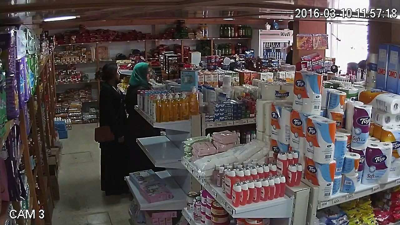 ملا فضيحة يا توانسة متحجبين وتفرج شعملو تسرق وتحط في ملابسها الداخلية  ... برطاجي و أفضح الكازي !