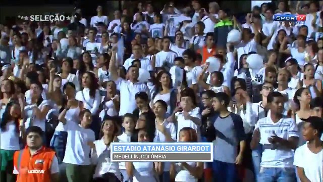 Quand 30000 supporters de FOOT rendent hommage à Chapecoense après le crash davion !