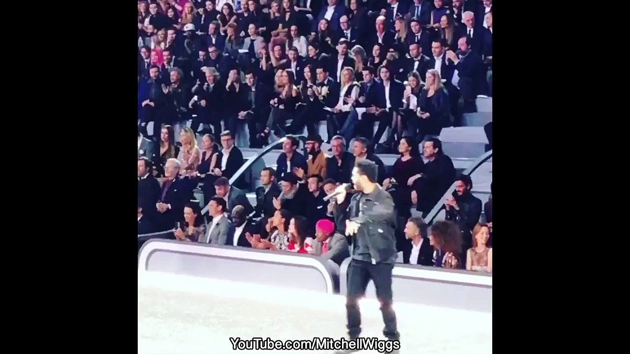 Le mannequin Bella Hadid & The Weeknd ensemble pendant le show Victoria's Secret à Paris
