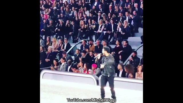 Le mannequin Bella Hadid & The Weeknd ensemble pendant le show Victoria's Secret à Paris