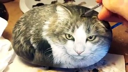 Oh un chat! Ah non c'est un galet! Quel artiste...