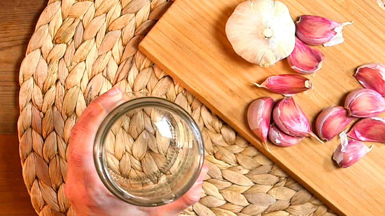 Cómo pelar muchos ajos de forma rápida - Truco fácil
