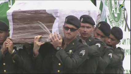 Corpos de vítimas são velados em estádio de Chapecó