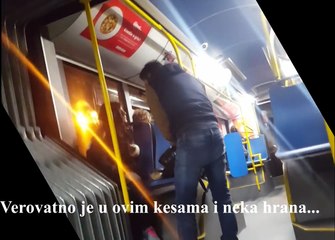 Plemeniti dečko poklanja patike ženi koja prosi - 28.11.16.  Man helps the homeless in Belgrade