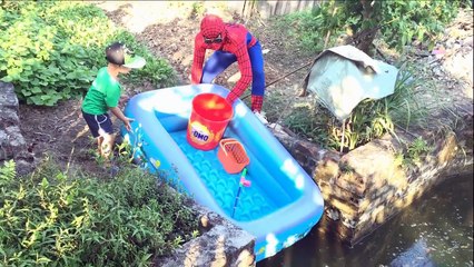 Người Nhện & Các Bé Chơi Trò Bịt Mắt Đập Bóng Nước Nhận Trứng Khủng Long