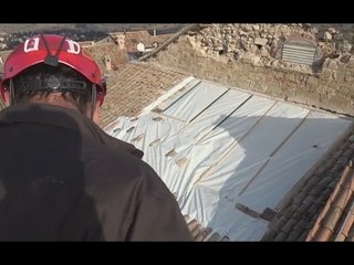 Camerino (MC) - Terremoto, coperto il tetto del Teatro Marchetti (01.12.16)