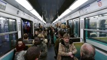 Il surfe sur le métro parisien