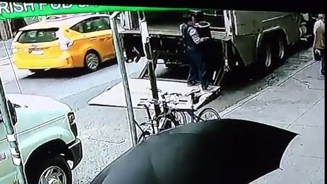 Un passant vole un seau rempli d'or dans un fourgon blindé ouvert