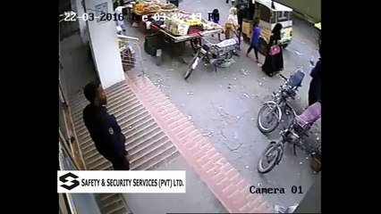 Robbers shoots by Security Guard in Bank at Karachi Pakistan 22-03-2016