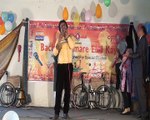 جہلم میں منعقد سپیشل بچوں کے پروگرام میں عابد ہاشمی بچوں کے لیے گیت پیش کر رھے ہیں