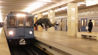 Quá Sốc với thanh niên nhảy vào đầu Tầu điện ngầm