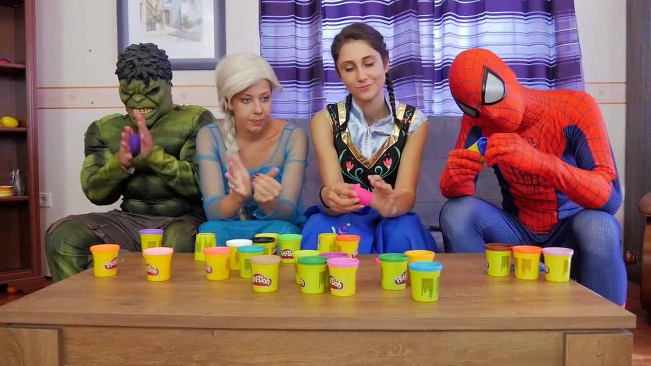 Frozen Elsa jogar com PLAY DOH! Homem aranha Frozen Anna Hulk Coringa Super-Heróis na vida real