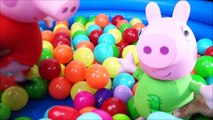 Pig George e Peppa Pig Abrindo Muitos Ovos Surpresa na Piscina de Bolinhas! Em Portugues KidsToys