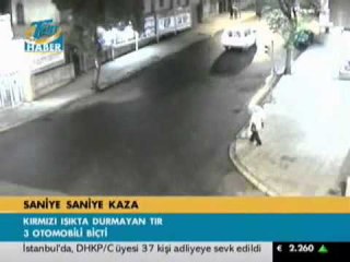 Kırmızı ışıkta geçen TIR 3 otomobili biçti