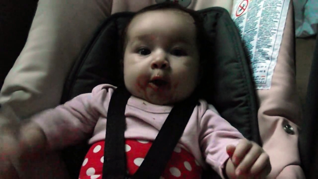 Bebe qui mange a 3 mois :)