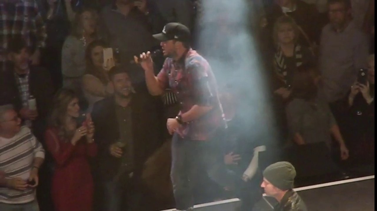 Ce chanteur invite un fan à chanter et le frappe en concert ! Luke Bryan