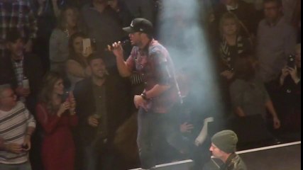 Ce chanteur invite un fan à chanter et le frappe en concert ! Luke Bryan