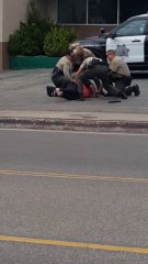 Elle attaque des policiers avec 2 couteaux de boucher ! Coup de Taser...