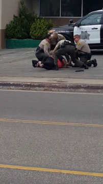 Elle attaque des policiers avec 2 couteaux de boucher ! Coup de Taser...