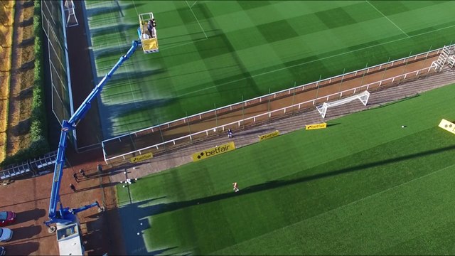 Contrôler un ballon de foot lâché de 34m de haut ! Record du monde par Theo Walcott - Arsenal