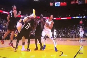 Draymond Green met un coup de pied dans le visage de James Harden