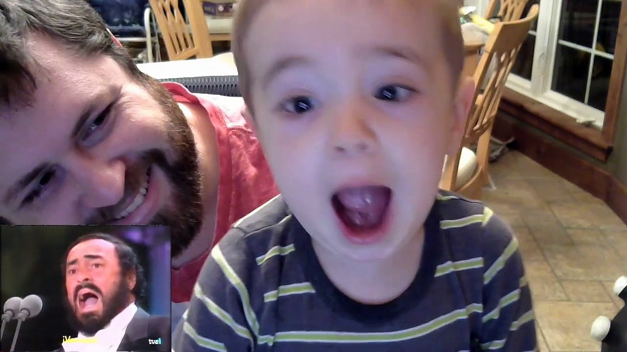 Ce gamin imite Pavarotti en train de chanter !