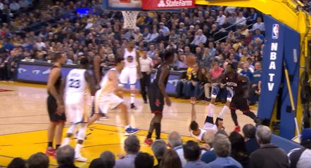 Stephen Curry marque un panier complètement dingue