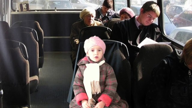 ДЕТИ ИГРАЮТ В ДОКТОРА С УКОЛАМИ ОКАЗАНИЕ ПЕРВОЙ ПОМОЩИ СПАСЕНИЕ ЖИЗНИ