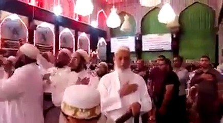 اهل سنت بھائی اپنی مسجد میں چهلم امام مظلوم کی مجلس کے بعد سینه زنی و ماتم کرنے کا ایک عظیم منظر  شیعه سنی بھائی بھائی