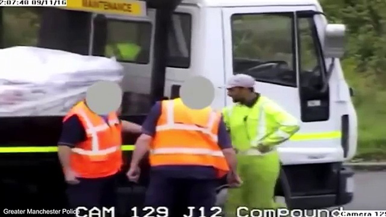 Un chauffeur de camionnette devient fou, frappe un autre chauffeur et défonce son camion