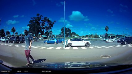 Un homme retrouve sa voiture abimée pour la 5e fois et découvre que c’est l’ex jaloux de sa copine qui s’est vengé