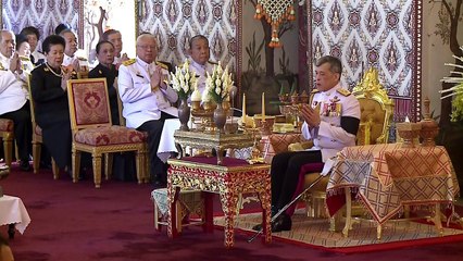 New Thai king leads prayers for late father