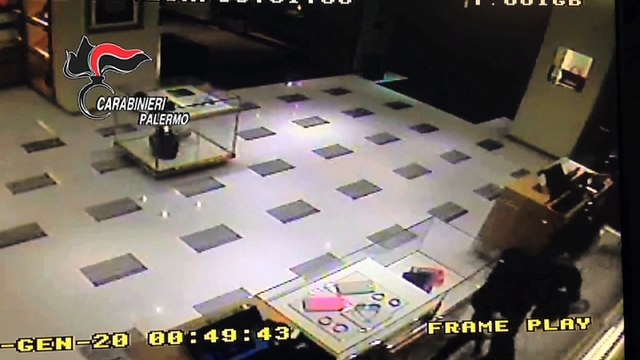 Colpo al negozio Louis Vuitton, arrestati 2 giovani. Erano il terrore dei commercianti