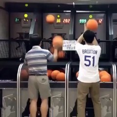 Il est imbattable au jeu de tir de basket