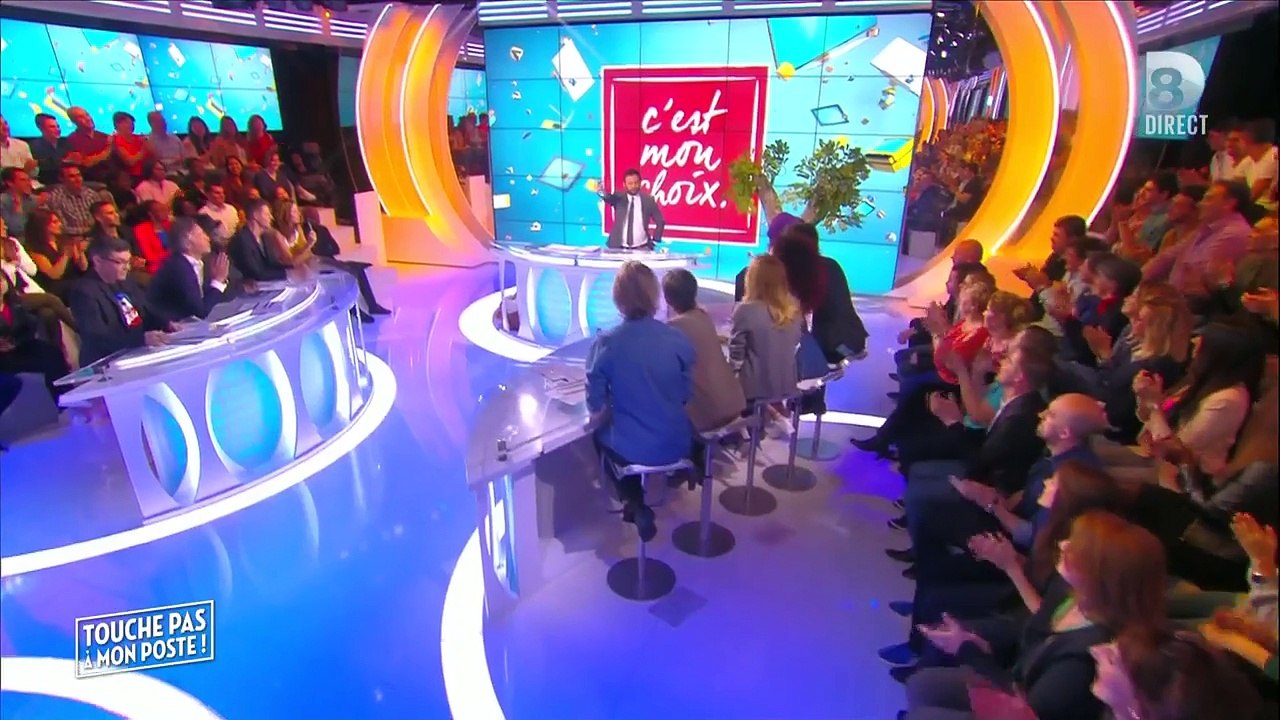 Evelyne Thomas embrasse les fesses de Cyril Hanouna