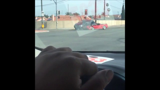 Cette voiture de luxe s'explose contre un 4x4 ! Acura NSX