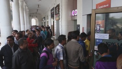 Largas filas frente a bancos y cajeros en Nueva Delhi