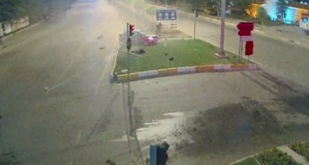 Taklalar atan otomobilden yürüyerek çıktı