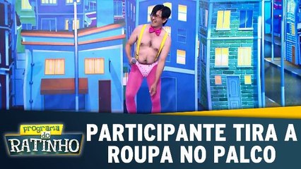 Participante tira roupa no palco