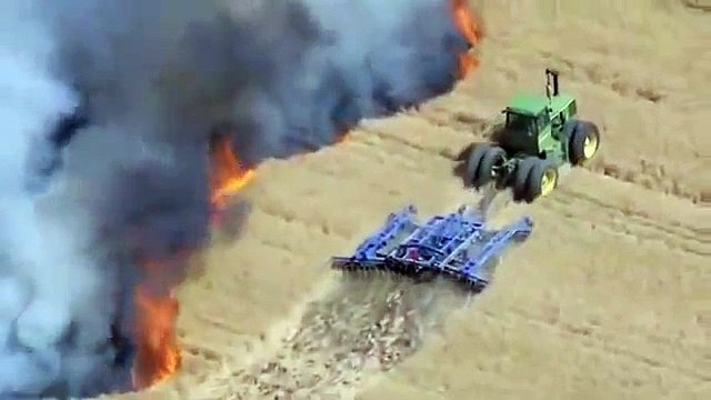Son champ de blé est la proie des flammes, ce que cet agriculteur va faire avec son tracteur va choquer plus d'un