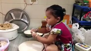 This Little Girl Shocked Everyone by Making a ‘Gol Roti’