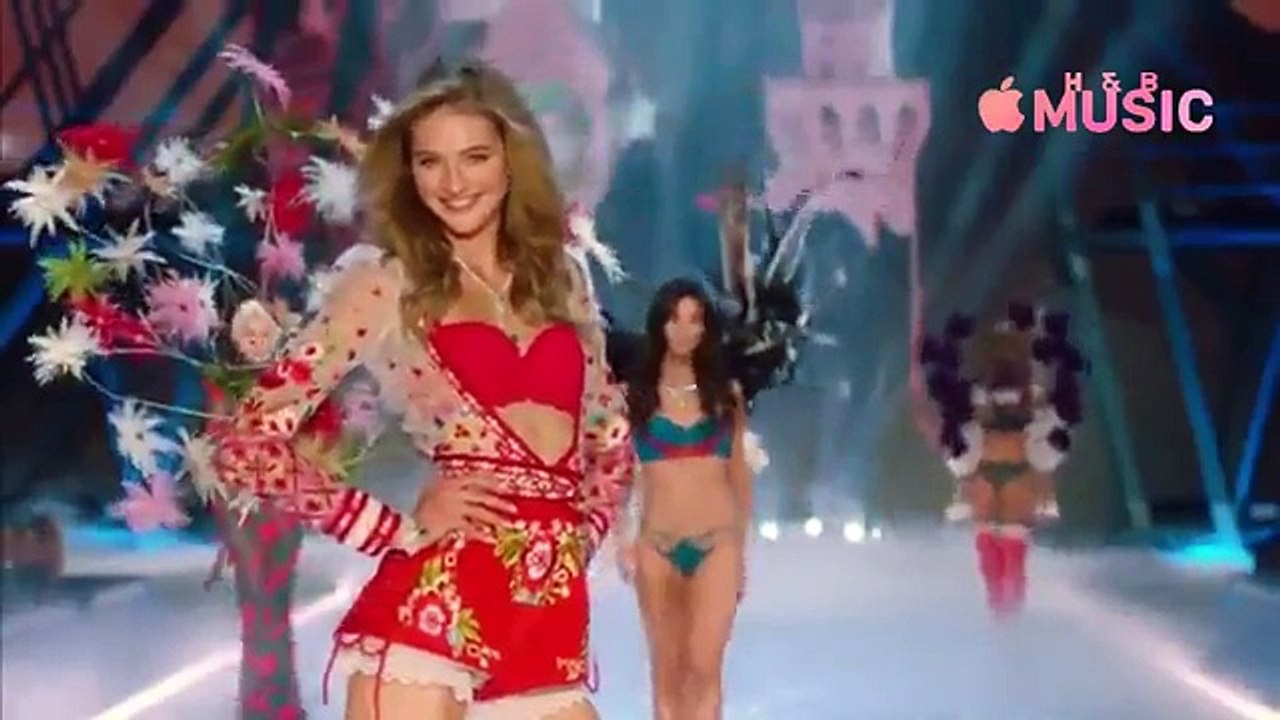Lady Gaga - Million Reasons - Medley (Live  Victoria´s Secret Show 2016 Paris)